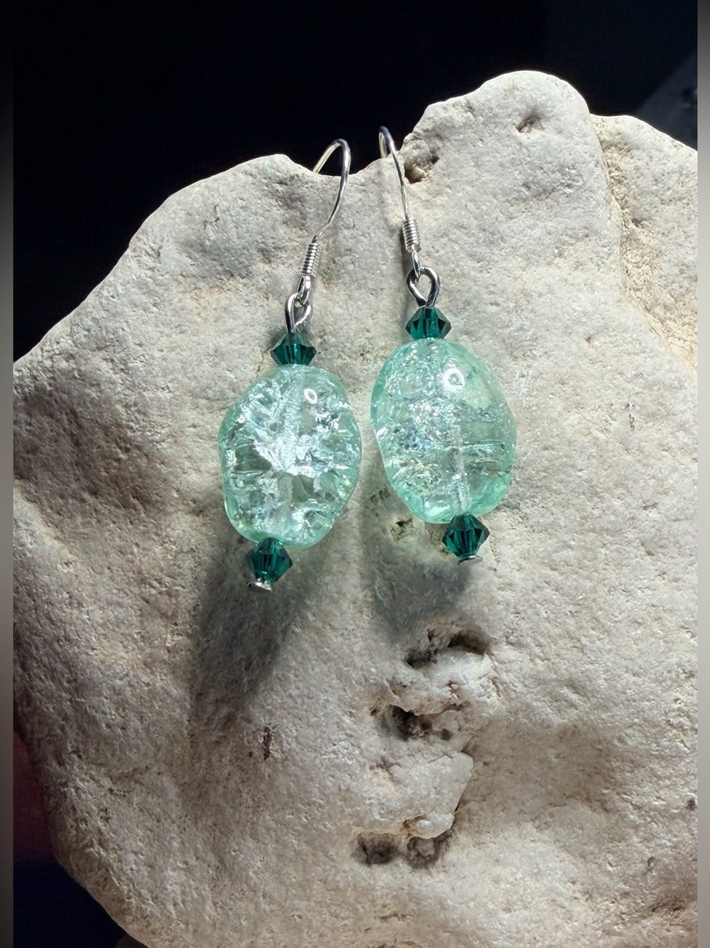 ✨Hand Crafted✨ Mint Green Crackle Glass Earrings - Hypoallergenic - Picture 3 of 3